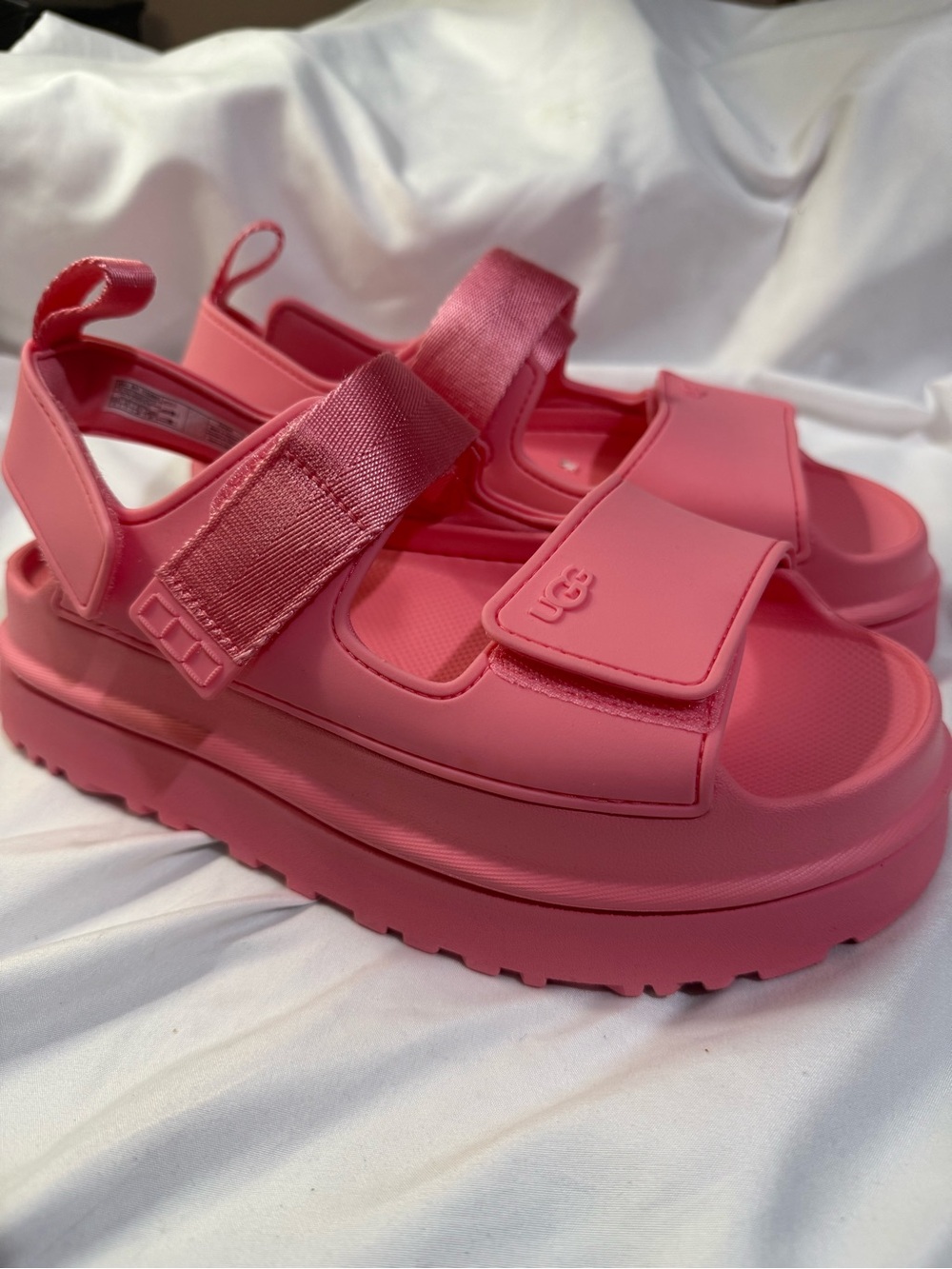 UGG GoldenGlow Sandal
Tropical Pink (Women's) Size 9